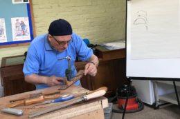 Pete Howlett zeigte, wie in 20 Minuten aus einem Stück Holz ein Hals entsteht