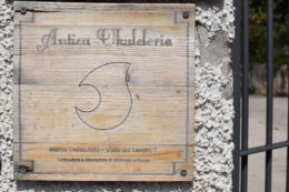 Ein unscheinbares Schild weist den Weg in die Antica Ukuleleria in Grezzana, nahe Verona